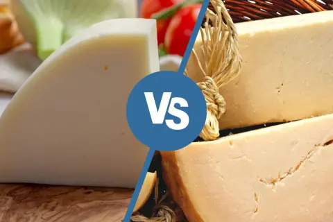 Due fette di formaggio, una chiara e una più scura, con la scritta "Vs" al centro. Forse una sfida tra il provolone e un altro formaggio.