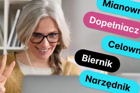 Kobieta z siwymi włosami i okularami uśmiecha się, pokazując trzy palce. Obok niej widnieje napis "Celownik" wśród innych przypadków gramatycznych.
