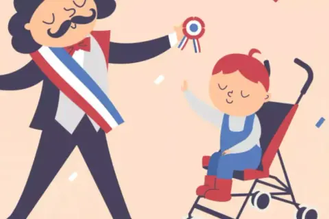 Un maire avec écharpe tricolore et un enfant en poussette. Une scène festive qui pose la question : peut-on baptiser dans une autre commune ?