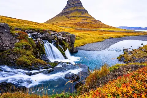 Wodospad i góra Kirkjufell na Islandii. Czy Islandia jest w Europie? Tak, to piękny europejski kraj.