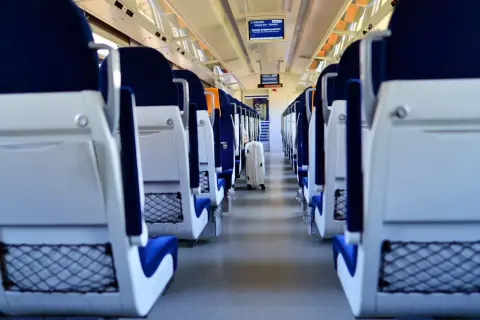 Puste siedzenia w pociągu. Zastanawiasz się, czy w pociągu można pić piwo? Warto sprawdzić regulamin przewoźnika.