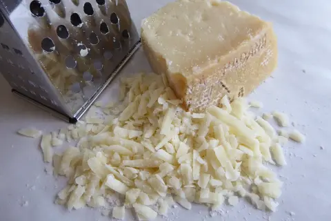 Tarty ser żółty i tarka. Czy ser żółty można mrozić? Tak, po starciu na tarce można go zamrozić.