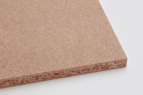 Placa de maderas artificiales con textura granular y capas visibles. Ideal para proyectos de construcción y mobiliario.