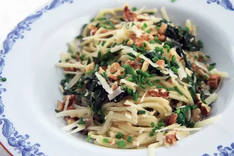 Pasta med mangold, nötter och parmesan. Ett enkelt och gott mangold recept som passar perfekt till vardagsmiddagen.