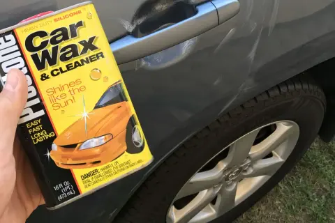 Puszka wosku do samochodu Car Wax & Cleaner, idealna do mycia i nabłyszczania auta.