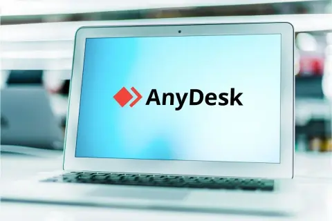 Laptop z logo AnyDesk na ekranie, gotowy do pracy z dowolnego miejsca.