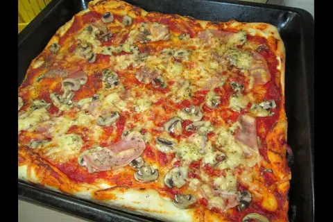 Jak zrobić cienkie ciasto na pizzę, które zachwyci Twoich gości