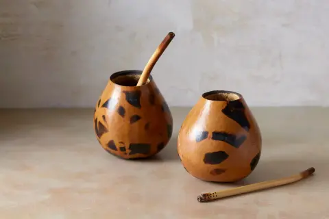 Dwie tykwy, jedna z bombillą, gotowe do rytuału picia yerba mate.