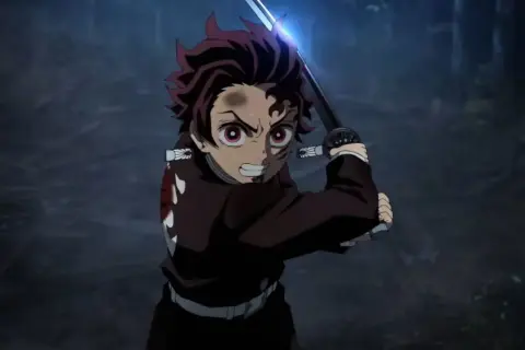 Tanjiro mit Schwert im Wald, bereit für den Kampf. Die Spannung steigt in Demon Slayer Staffel 6.