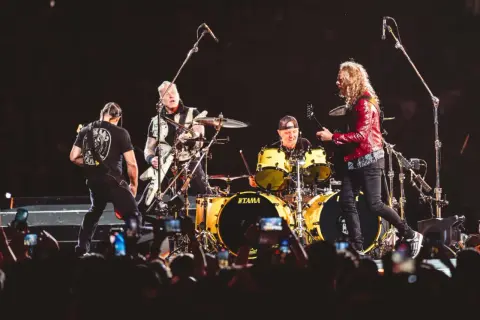 Zespół Metallica gra na scenie, a fani filmują koncert. To będzie niezapomniany koncert Metallica 2026!