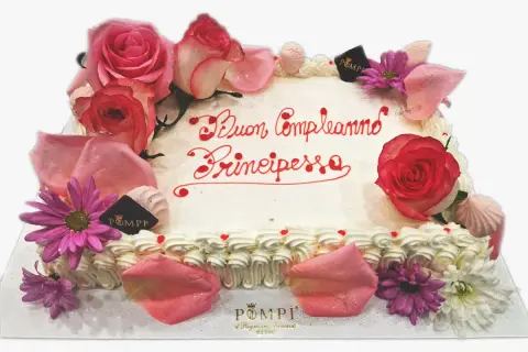Torta femminile con panna, decorata con rose rosa e fiori, con la scritta "Buon Compleanno Principessa".