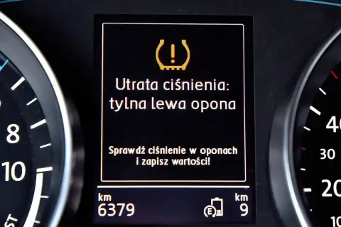 Kontrolka ciśnienia w oponach świeci się, informując o utracie ciśnienia w tylnej lewej oponie. Czy można jeździć bez czujników ciśnienia w oponach? Lepiej sprawdzić ciśnienie.