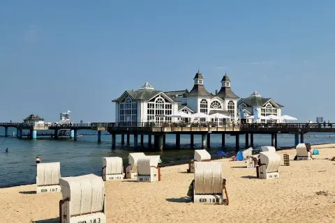 Piękny dzień na plaży w Sellinie. Molo z restauracją i charakterystyczne kosze plażowe to główne rugia atrakcje.