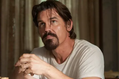 Josh Brolin w białej koszulce, z charakterystyczną brodą i zmęczonym spojrzeniem. Wiele jego filmów zapada w pamięć.