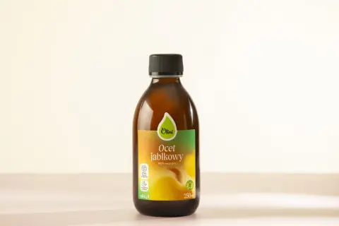 Butelka naturalnego octu jabłkowego Olini, który może pomóc w walce z grzybicą. 100% naturalny, żywy, biologicznie aktywny.