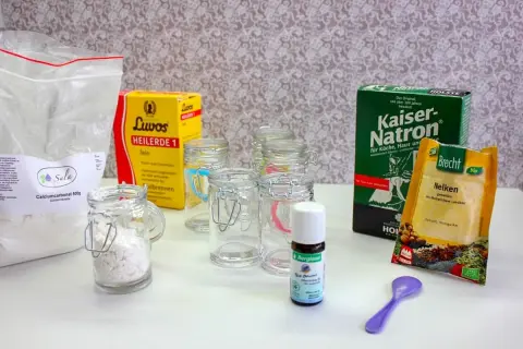 Zutaten für zahnputzpulver selber machen: Calciumcarbonat, Kaiser-Natron, Luvos Heilerde, Nelken und ätherisches Öl in kleinen Gläsern.