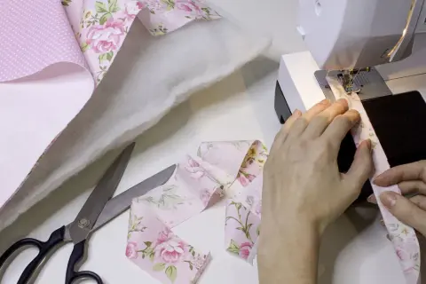 Uszyj poduszkę dekoracyjną: Prosty poradnik DIY dla każdego!