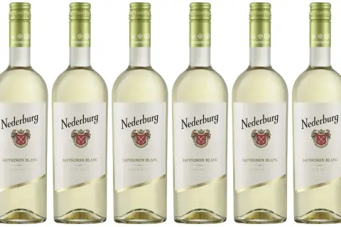 Sechs Flaschen Nedeburg Sauvignon Blanc trocken, ein erfrischender Weißwein aus Südafrika.