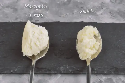 Twaróg zmielony maszynką 3 razy na sernik (po lewej) i widelcem (po prawej).