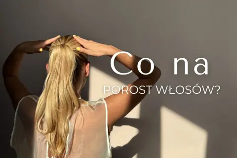 Szukasz domowych sposobów na porost włosów? Kobieta z blond kucykiem układa włosy, a na ekranie pojawia się pytanie: "Co na porost włosów?".