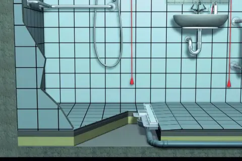 Przekrój łazienki z widocznym odpływem liniowym w brodziku. Schemat pokazuje, jak odkręcić odpływ w brodziku, instalację hydrauliczną i warstwy podłogi.