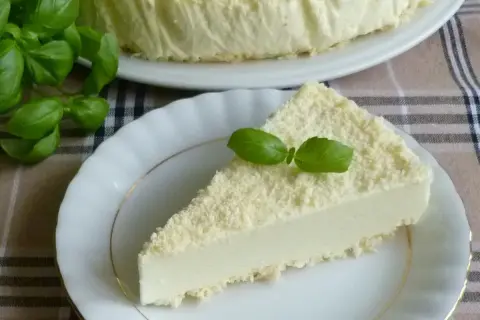 Delikatne białe puch ciasto, posypane wiórkami, ozdobione listkami bazylii. Idealne na deser.