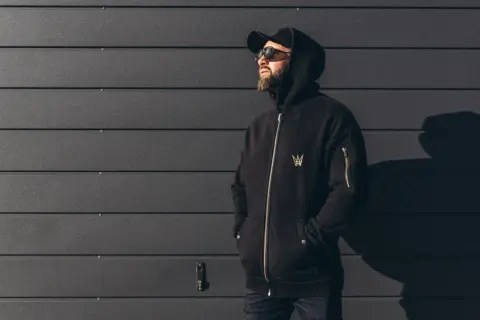 Kurtka do bluzy z kapturem: mistrzowskie stylizacje na każdą pogodę