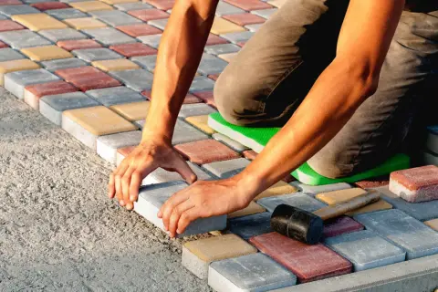 Jak położyć kostkę na betonowym tarasie i uniknąć najczęstszych błędów