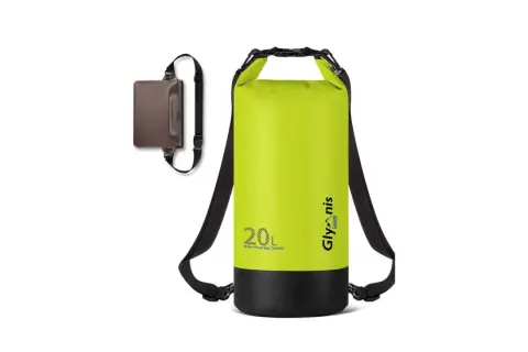 Petate estanco verde brillante de 20L, ideal para aventuras acuáticas. Incluye una pequeña bolsa marrón impermeable.