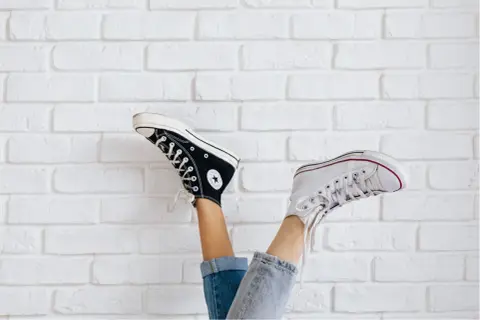 Czy białe buty są modne? Odkryj ich stylowe możliwości i trendy