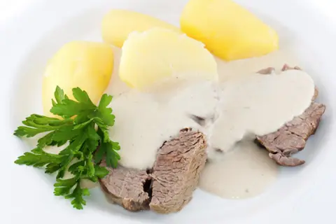 Bamberger Krenfleisch: zarte Rindfleischscheiben mit Meerrettichsauce, dazu Salzkartoffeln und Petersilie.