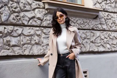 Spódnica jeansowa midi: Stylizacje na każdą okazję. Jak ją nosić?