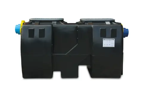 Czarny separator substancji ropopochodnych z niebieskimi i żółtymi złączami.
