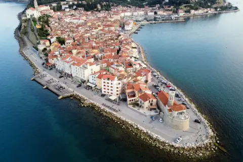 Piran: malerische Altstadt mit roten Dächern, die sich ins Meer erstreckt. Entdecke Geheimtipps abseits der Touristenpfade.