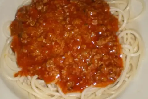 Porcja spaghetti z bogatym sosem bolońskim. Prosty przepis na spaghetti z mięsem mielonym, idealny na szybki obiad.