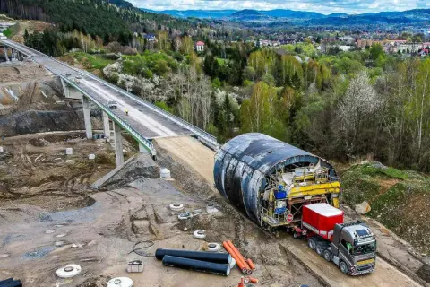 Budowa obejścia Węgierskiej Górki: ogromna maszyna drążąca tunel i wiadukt wznoszący się nad doliną.
