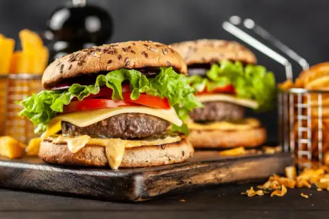Tajemnica soczystego burgera: Jakie mięso wybrać i mielić?