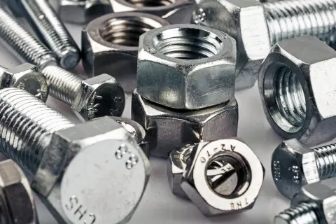 Metalowe śruby i nakrętki, gotowe do momentów dokręcania.