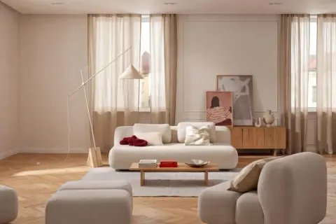 Helle Leinen-Gardinen schaffen eine warme Atmosphäre. Tolle Gardinen Ideen für ein gemütliches Wohnzimmer mit beigen Sofas und Holzboden.
