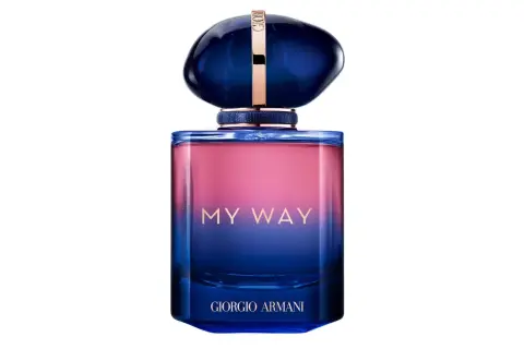 Elegancka butelka perfum Giorgio Armani My Way, z gradientem od różu do głębokiego błękitu, zwieńczona granatową nakrętką.
