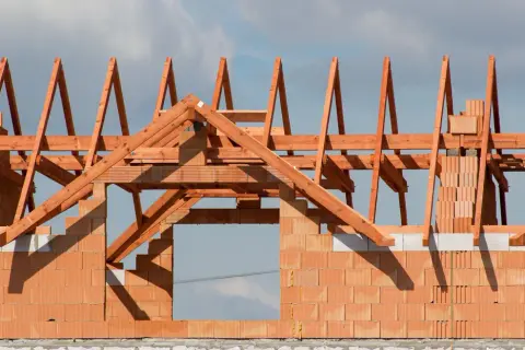 Konstrukcja dachu z drewna na domu z cegły. Szacunkowo ile m3 drewna na dach 300m2?