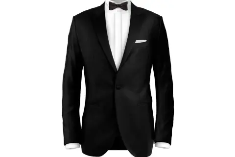 Completo da uomo per black tie dress code: giacca nera, camicia bianca, papillon e pochette. Eleganza senza tempo.