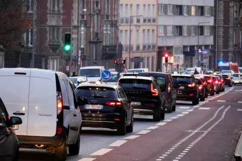 Embouteillage à Rouen, une longue file de voitures sur la route. Le **crit'air** de ces véhicules est une préoccupation pour la qualité de l'air.