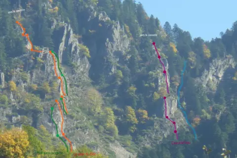 Voies d'escalade colorées sur une falaise rocheuse, dont "Le pilier du Gier", menant vers la Jasserie.