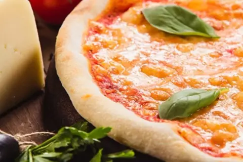 Jak jeść pizzę we Włoszech: unikaj faux pas i ciesz się smakiem