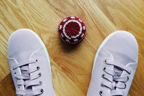 Różowe trampki i czerwono-biała zośka na drewnianej podłodze. Czas nauczyć się, jak się gra w zośkę!