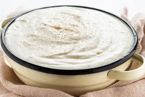 Besciamella ricetta della nonna cremosa e profumata, pronta per condire lasagne e cannelloni.