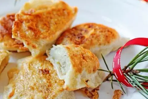Przepis na ciasto na pierogi z ziemniakami, który zawsze się udaje