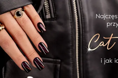 Dłoń z paznokciami w efekcie kociego oka, ozdobiona złotą biżuterią. Najczęstsze błędy przy manicure Cat Eye i jak ich uniknąć.