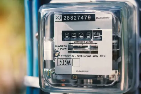 Licznik energii elektrycznej, który jest podstawą do naliczania rachunków za prąd. Widoczny numer seryjny i wskazanie licznika.